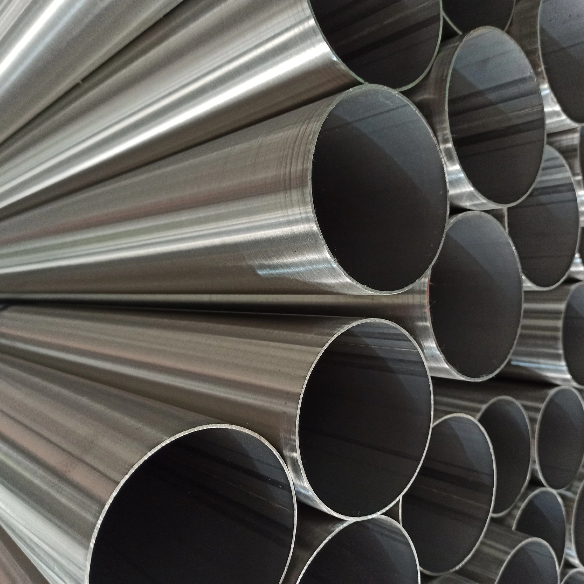 stainless-steel-304l-pipes-tubes.webp